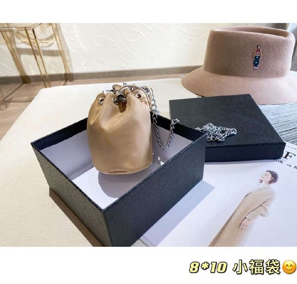 wallets women men coin purse handbag classic key holder cover keychain with box dust bag, Red;blue
wallets women men coin purse handbag classic key holder cover keychain with box dust bag, Red;blue