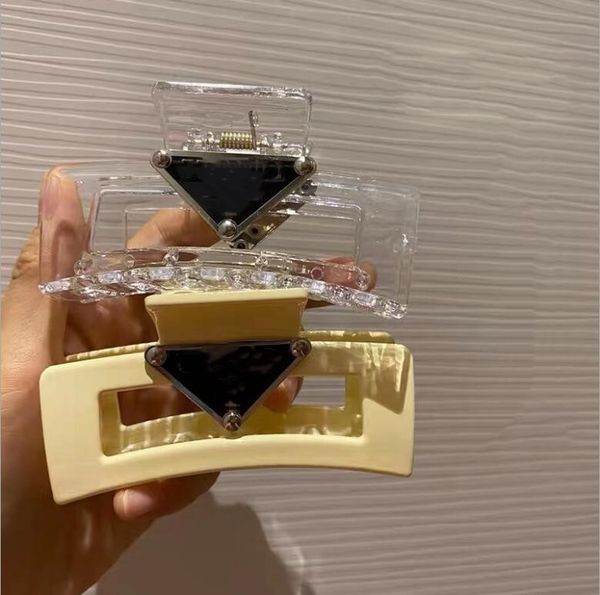 2021 japanese and korean temperament letter clamps super fairy retro sweet back head female big brand headdress high quality, Slivery;golden
2021 japanese and korean temperament letter clamps super fairy retro sweet back head female big brand headdress high quality, Slivery;golden