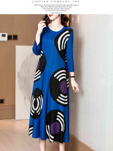 dress miyake fashion points print neck three quarters the line dressed stock, Black;gray
dress miyake fashion points print neck three quarters the line dressed stock, Black;gray