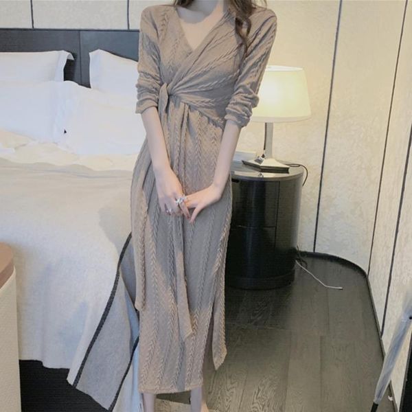 casual dresses 2021 korean style autumn winter fashion sweater dress v-neck twist cross waist robe women vintage slim midi vestidos, Black;gray
casual dresses 2021 korean style autumn winter fashion sweater dress v-neck twist cross waist robe women vintage slim midi vestidos, Black;gray