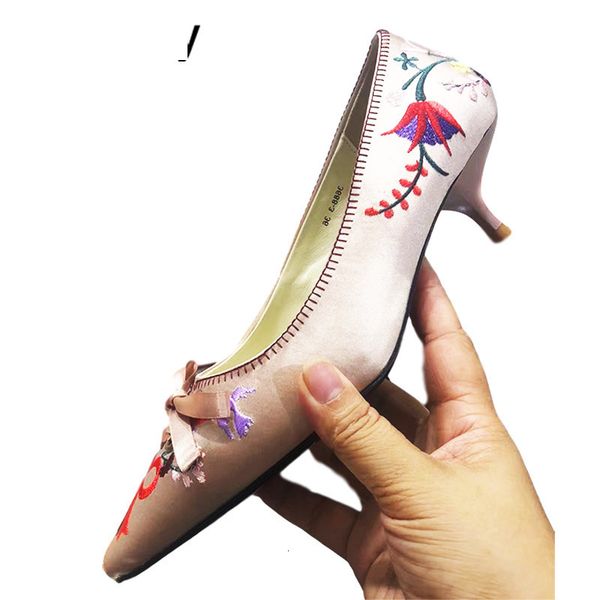 sandals silk satin kitten heel shoes women pointed toe bowties knot vintage classic embroidry fower decor pumps for ladies stilett, Black
sandals silk satin kitten heel shoes women pointed toe bowties knot vintage classic embroidry fower decor pumps for ladies stilett, Black