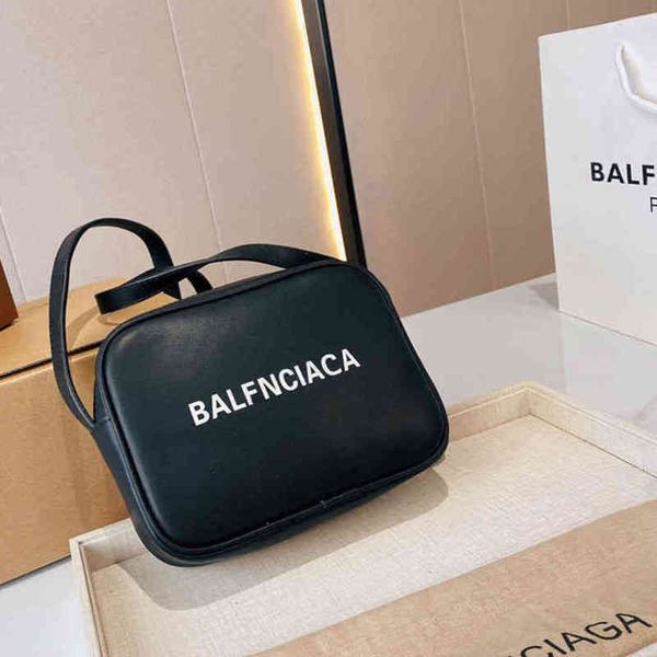 bag female new leather solid color small square letter printed sling shoulder messenger zipper camera handbags, Red;black
bag female new leather solid color small square letter printed sling shoulder messenger zipper camera handbags, Red;black