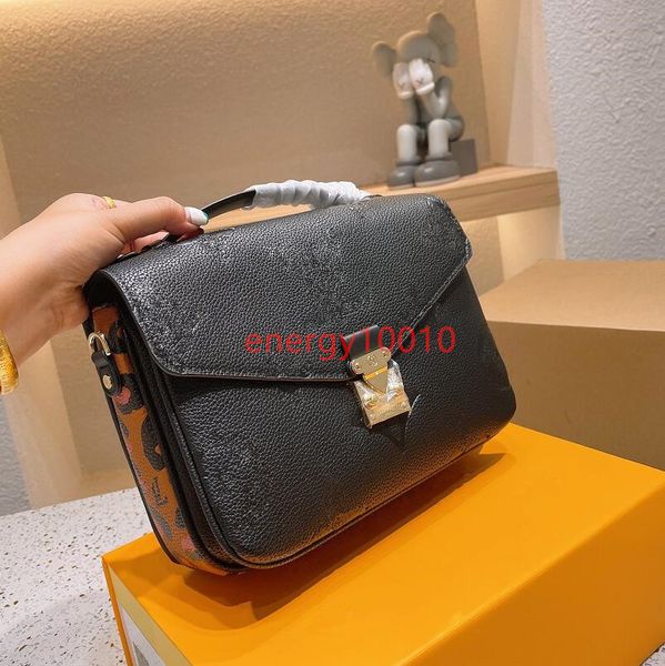 2021 luxurys designers bags messenger bag women totes fashion bags vintage printing shoulder bags classic crossbody bag embossing, Black;red
2021 luxurys designers bags messenger bag women totes fashion bags vintage printing shoulder bags classic crossbody bag embossing, Black;red