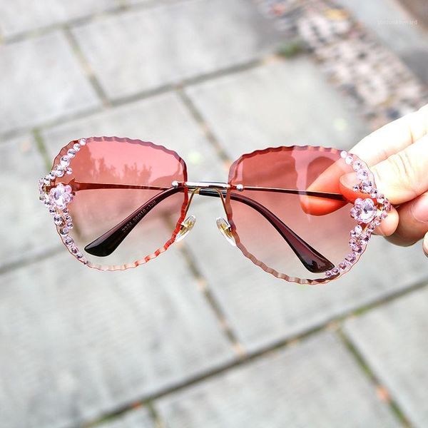 sunglasses women diamond gradually frameless jumping anti ultraviolet round face net red same big social, White;black
sunglasses women diamond gradually frameless jumping anti ultraviolet round face net red same big social, White;black