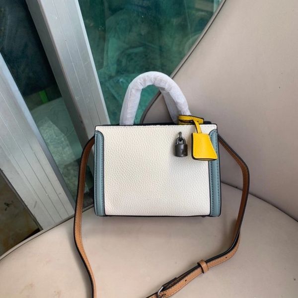 two-tone simple design fashion bag handbags genuine leather and alloy luxury designer women selling shoulder bags style
two-tone simple design fashion bag handbags genuine leather and alloy luxury designer women selling shoulder bags style