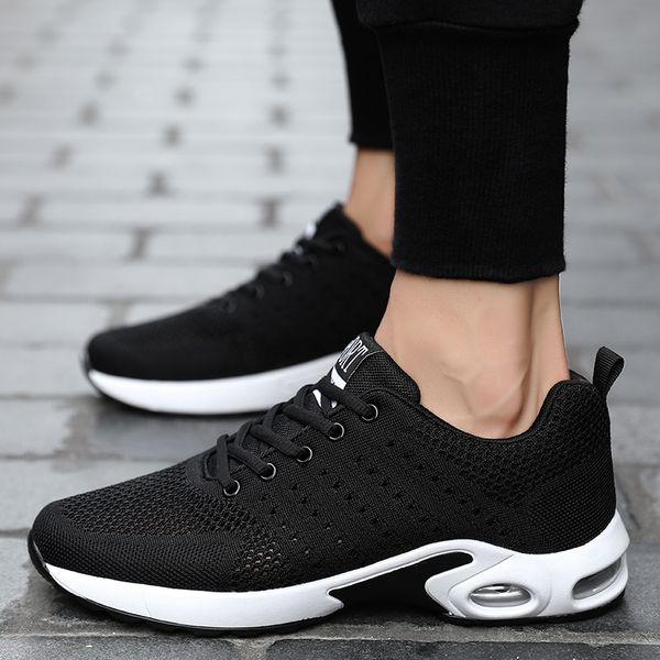 2021 fashion cushion running shoes breathable men womens designer black navy blue grey sneakers trainers sports size 39-45 w-1713
2021 fashion cushion running shoes breathable men womens designer black navy blue grey sneakers trainers sports size 39-45 w-1713