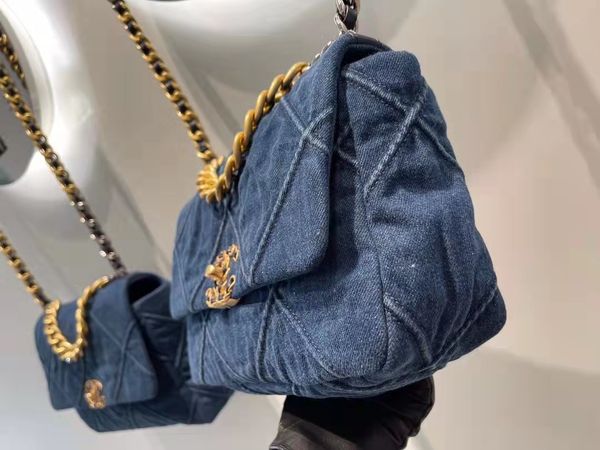 ladies leather bag 7a high-end custom quality single shoulder across the hip casual designer 2189z
ladies leather bag 7a high-end custom quality single shoulder across the hip casual designer 2189z