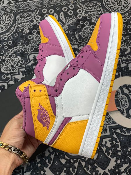 release 1 high og brotherhood basketball shoes university gold light bordeaux white 1s authentic retro men sports sneakers
release 1 high og brotherhood basketball shoes university gold light bordeaux white 1s authentic retro men sports sneakers