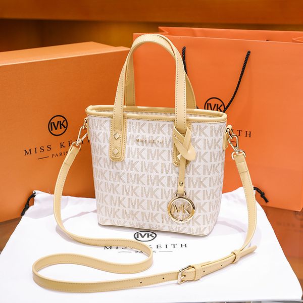 Hong Kong Ivk2021 Women's Bag Fashion Old Flower Tot Cabbage Basket Portable Shoulder
Hong Kong Ivk2021 Women's Bag Fashion Old Flower Tot Cabbage Basket Portable Shoulder