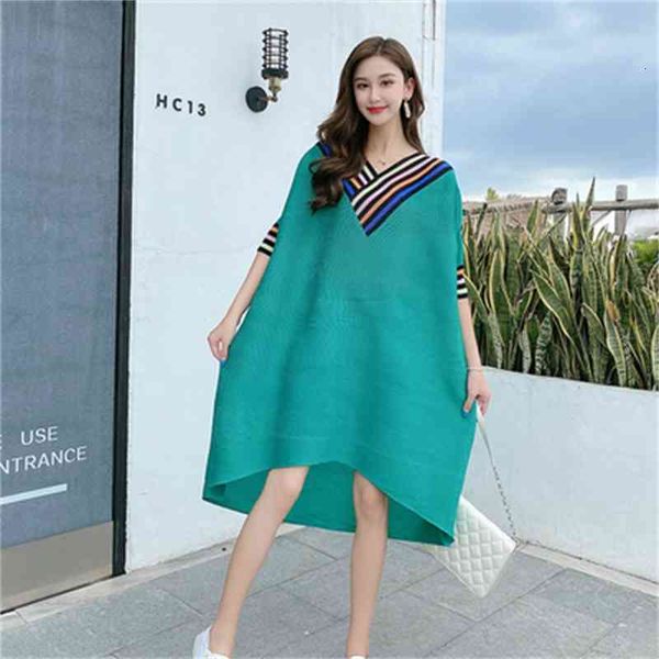 dress miyake fold v-neck neckline stripes the half sleeve loose, Black;gray
dress miyake fold v-neck neckline stripes the half sleeve loose, Black;gray