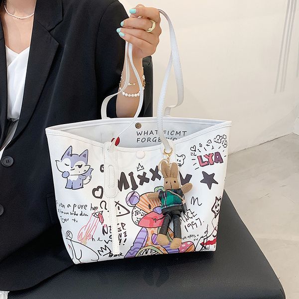 luxury handbags hong kong design graffiti bucket female 2021 new large capacity shopping bag portable messenger tote bag
luxury handbags hong kong design graffiti bucket female 2021 new large capacity shopping bag portable messenger tote bag