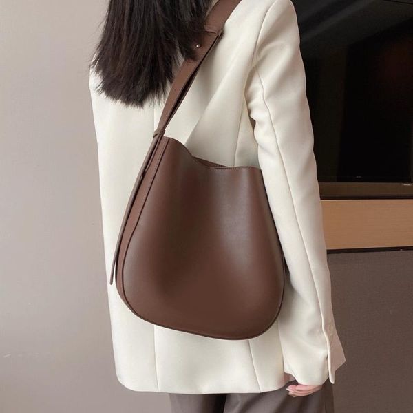 evening bags bucket bag 2021 autumn and winter fashion cowhide women's portable single shoulder messenger large capacity
evening bags bucket bag 2021 autumn and winter fashion cowhide women's portable single shoulder messenger large capacity