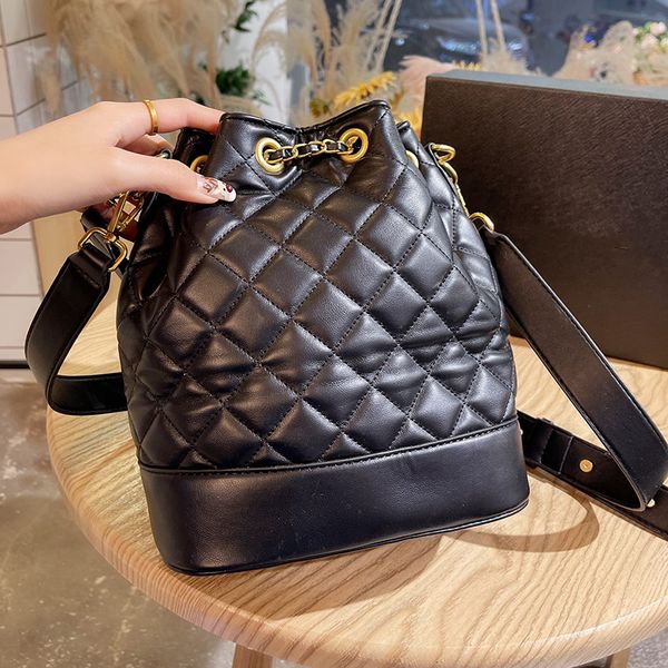 2022ss classic quilted drawstring bucket bags crush gold metal hardware matelasse chain crossbody leather strap handle totes large capacity
2022ss classic quilted drawstring bucket bags crush gold metal hardware matelasse chain crossbody leather strap handle totes large capacity