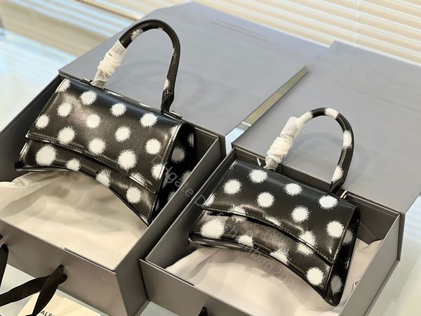 co-branded new fashion luxury designer bags shoulder half moon women lady handbags cross body wallets plain famous dot handle letter totes p
co-branded new fashion luxury designer bags shoulder half moon women lady handbags cross body wallets plain famous dot handle letter totes p