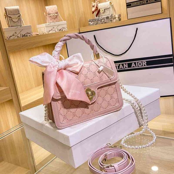 2022 factory outlet online handbags cool embossed vertical double with silk scarf summer one shoulder portable
2022 factory outlet online handbags cool embossed vertical double with silk scarf summer one shoulder portable