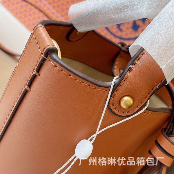 2021 color matching cylinder genuine leather one shoulder messenger handbag bucket bag
2021 color matching cylinder genuine leather one shoulder messenger handbag bucket bag