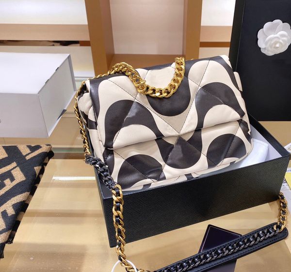 fashion brand designs women handbags 2021 A series of 19 classic luxury flap lamb leather 26cm gold chain crossbody bag
fashion brand designs women handbags 2021 A series of 19 classic luxury flap lamb leather 26cm gold chain crossbody bag