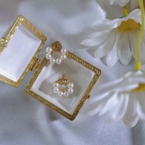 "rose poetry small, simple, gentle elegant pearl flower earrings advanced sense earrings
"rose poetry small, simple, gentle elegant pearl flower earrings advanced sense earrings