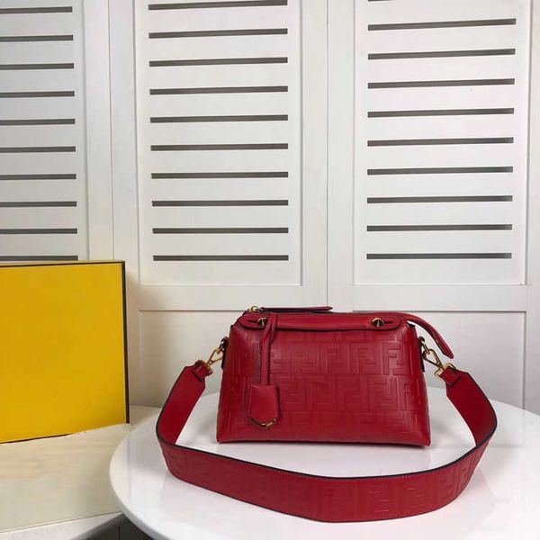 2021 new f print letter shoulder bag cowhide messenger leather hand boston pillow hand zly
2021 new f print letter shoulder bag cowhide messenger leather hand boston pillow hand zly