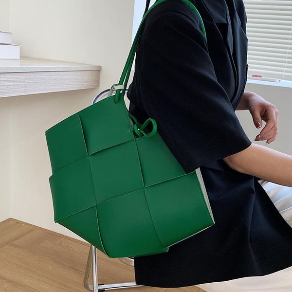 shoulder bags design handle large capacity female summer 2021 fashion solid color tote bag splicing pu leather
shoulder bags design handle large capacity female summer 2021 fashion solid color tote bag splicing pu leather