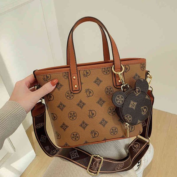 2022 factory wholesale new bag women's korean version versatile foreign style portable bucket bag large capacity wide shoulder strap si
2022 factory wholesale new bag women's korean version versatile foreign style portable bucket bag large capacity wide shoulder strap si