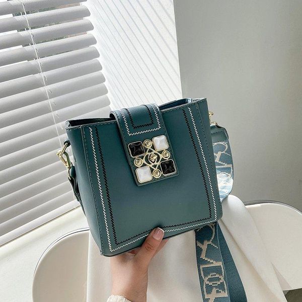 evening bags 2021 women's bucket bag with diamond buckle printed messenger luxury designer handbag cc sac a luxe femme
evening bags 2021 women's bucket bag with diamond buckle printed messenger luxury designer handbag cc sac a luxe femme
