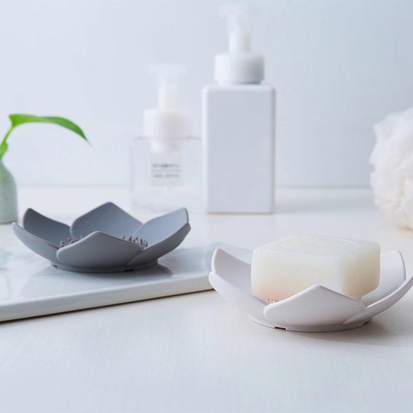 creative petal pistil drainage silica gel cone soap rack bathroom toilet three dimensional hand pad box dishes
creative petal pistil drainage silica gel cone soap rack bathroom toilet three dimensional hand pad box dishes