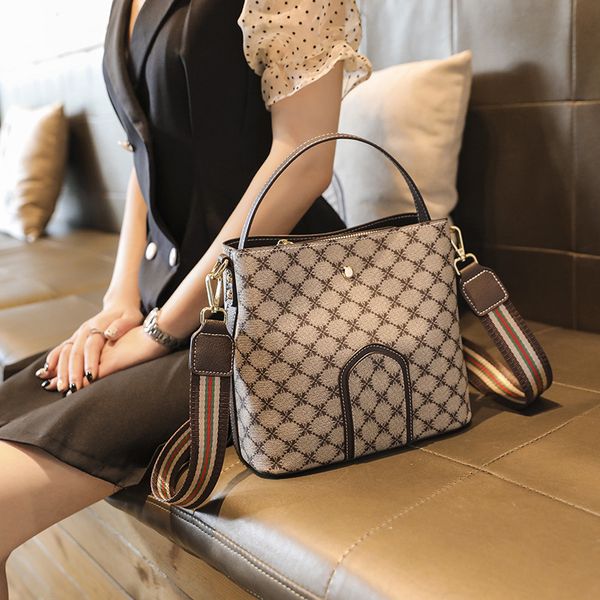2021 style temperament printing tide bucket bag wide shoulder strap fashion single shoulder messenger women's
2021 style temperament printing tide bucket bag wide shoulder strap fashion single shoulder messenger women's