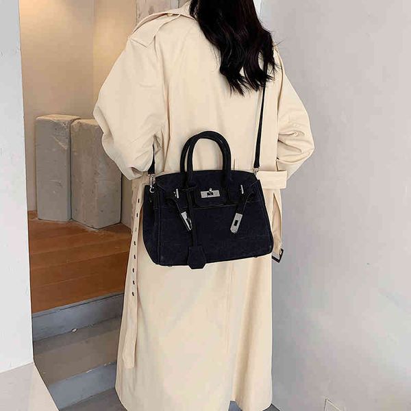 2020 new used washed denim military portable one shoulder underarm bag, kelly bag
2020 new used washed denim military portable one shoulder underarm bag, kelly bag