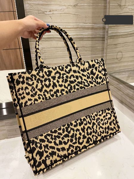 2021 d shopping bag brown fashion fashion leopard pattern high-end temperament casual all-match large-capacity designer bag
2021 d shopping bag brown fashion fashion leopard pattern high-end temperament casual all-match large-capacity designer bag