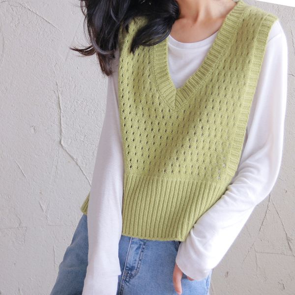 v-neck hollow out knitted sleevels vt in autumn winter 2021 women's loose and thin waistcoat, Black;white 
v-neck hollow out knitted sleevels vt in autumn winter 2021 women's loose and thin waistcoat, Black;white