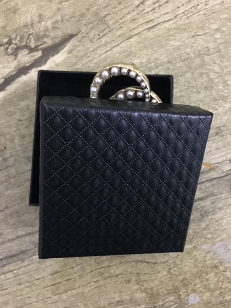 2021 european and american french letter brooch simple fashionable jacket with diamonds pearls, no decoration, big brand, fast delivery, Gray
2021 european and american french letter brooch simple fashionable jacket with diamonds pearls, no decoration, big brand, fast delivery, Gray