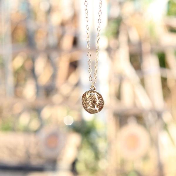 creative design classic queen tableau pendant for women vacuum plating gold-plated necklace 42cm chain choker trendy jewelry necklaces, Silver
creative design classic queen tableau pendant for women vacuum plating gold-plated necklace 42cm chain choker trendy jewelry necklaces, Silver