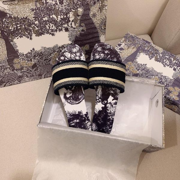 slippers 2021 luxury design embroidered letters summer sandals flat fashion outdoor beach, Black
slippers 2021 luxury design embroidered letters summer sandals flat fashion outdoor beach, Black