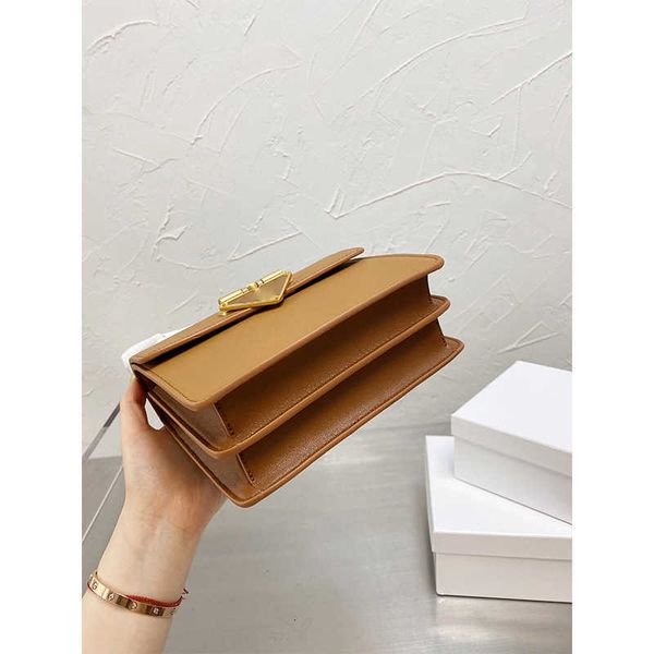 metal triangle buckle saddle pujia simple atmosphere style leisure shoulder messenger bag
metal triangle buckle saddle pujia simple atmosphere style leisure shoulder messenger bag