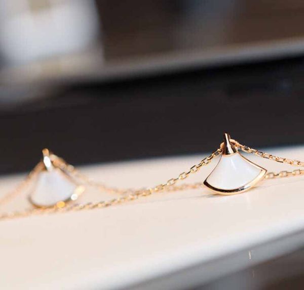 v gold charm bracelet with 4pcs fan shape and nature shell for women party wedding jewelry gift box ps3733, Golden;silver
v gold charm bracelet with 4pcs fan shape and nature shell for women party wedding jewelry gift box ps3733, Golden;silver