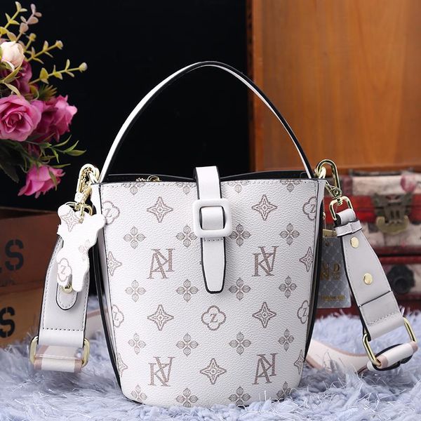 evening bags genuine leather high-quality 2021 fashion handbag trendy one-shoulder messenger bag handbags purses sac luxe
evening bags genuine leather high-quality 2021 fashion handbag trendy one-shoulder messenger bag handbags purses sac luxe
