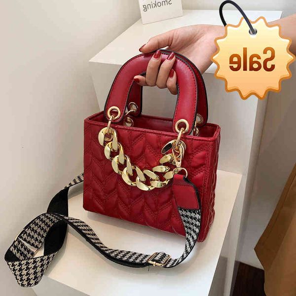 dai fei mini female 2021 new fashion chain portable small square bag high-grade one shoulder messenger
dai fei mini female 2021 new fashion chain portable small square bag high-grade one shoulder messenger