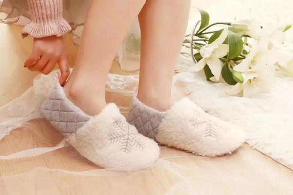 autumn and winter christmas snowflake plush warm bag heel cotton slippers indoor home shoes moon women's care, Black
autumn and winter christmas snowflake plush warm bag heel cotton slippers indoor home shoes moon women's care, Black