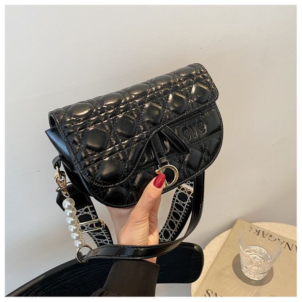 letter bag pearl chain single shoulder magnetic buckle messenger flat belt women's two-color hand purse
letter bag pearl chain single shoulder magnetic buckle messenger flat belt women's two-color hand purse