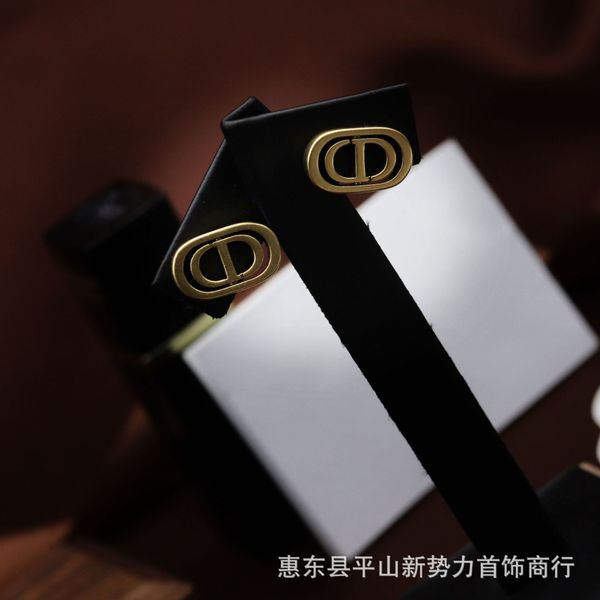 2021 newd cd letter female di family pig nose classic s925 silver needle earrings-wholesale, Golden
2021 newd cd letter female di family pig nose classic s925 silver needle earrings-wholesale, Golden