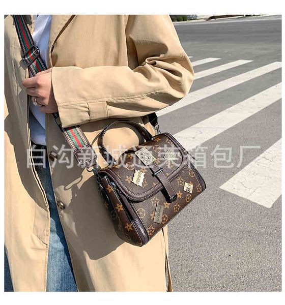 2022 factory wholesale bag korean oblique straddle single shoulder simple and versatile women's foreign style portable small square bag
2022 factory wholesale bag korean oblique straddle single shoulder simple and versatile women's foreign style portable small square bag