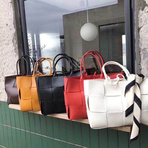 2021 ladies new woven large pu leather clamshell personality wild messenger shoulder fashion trendy luxury handbag c0601
2021 ladies new woven large pu leather clamshell personality wild messenger shoulder fashion trendy luxury handbag c0601