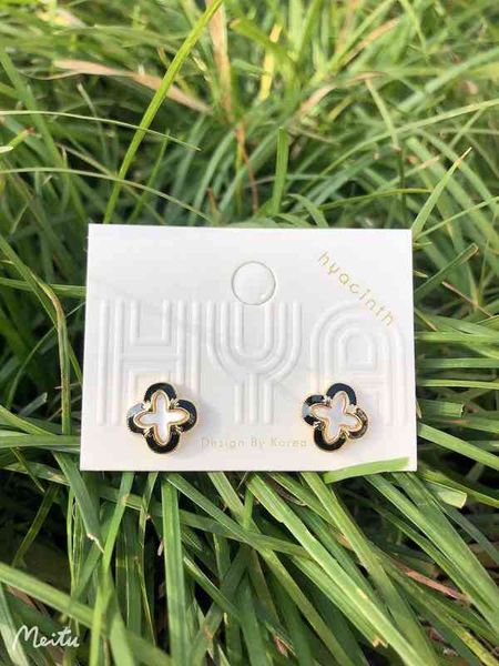 minimalist fresh water shell corss w/925 silver ear needle stud earring brass14kgold south korea jewelry for women hyacinth 2021, Golden
minimalist fresh water shell corss w/925 silver ear needle stud earring brass14kgold south korea jewelry for women hyacinth 2021, Golden