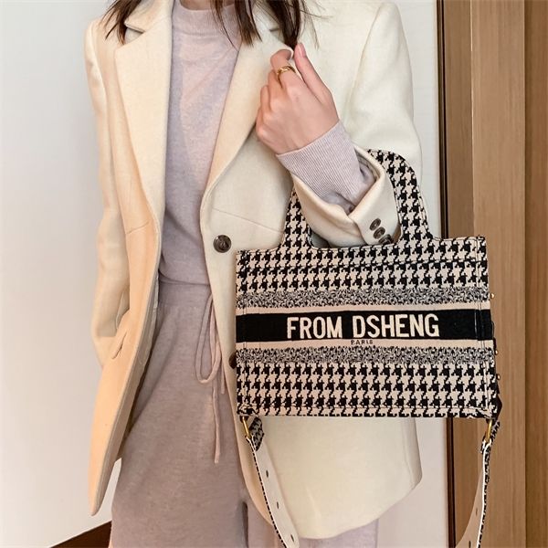 purse check canvas new signature women's small bag messenger single shoulder portable tote bag
purse check canvas new signature women's small bag messenger single shoulder portable tote bag