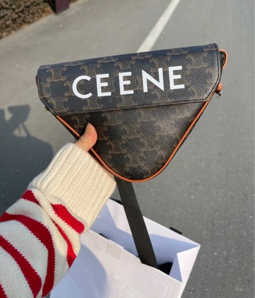 design hand new triumphal triangle leather old fashion one shoulder messenger women's bag letter printing mini bag fashion, Red;black
design hand new triumphal triangle leather old fashion one shoulder messenger women's bag letter printing mini bag fashion, Red;black