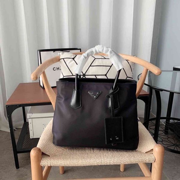 design s 2021 leisure soft handle vertical sewing solid black three-dimensional small square zipper bag
design s 2021 leisure soft handle vertical sewing solid black three-dimensional small square zipper bag