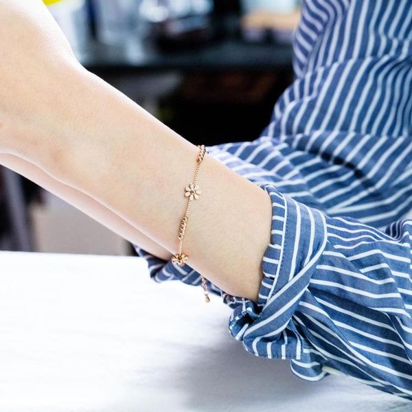 women's romantic sweet bracelet korean edition fashion jewelry titanium steel flower chain temperament girl accessor link,, Black
women's romantic sweet bracelet korean edition fashion jewelry titanium steel flower chain temperament girl accessor link,, Black