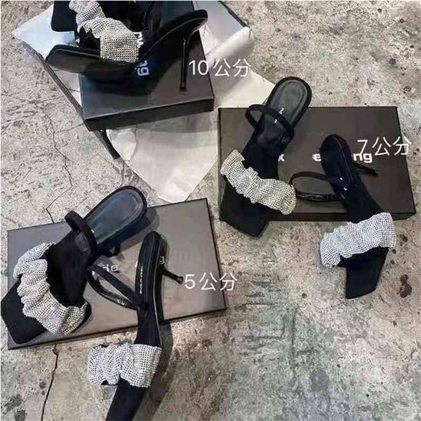 2021 spring and summer stars same aw king wrinkled face women's slim medium high heel party square sandals, Black
2021 spring and summer stars same aw king wrinkled face women's slim medium high heel party square sandals, Black