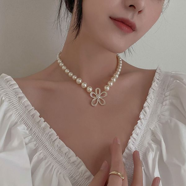 design pearl inlaid diamond flower pendant necklace with wind net red pa-lace temperament collar chain pendant, Silver
design pearl inlaid diamond flower pendant necklace with wind net red pa-lace temperament collar chain pendant, Silver